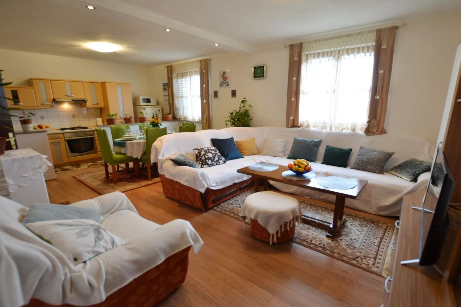 Zevnik Quiet Retreat with Stunning Views and Equestrian Activities - Family Room with Private Bathroom 8-Woonkamer