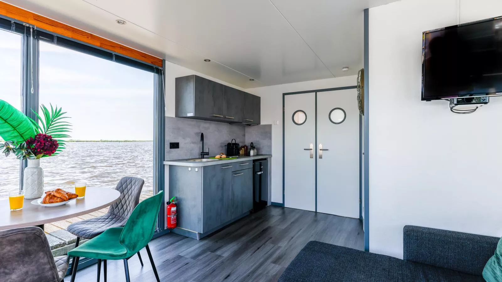 Tiny houseboat Uitgeest I