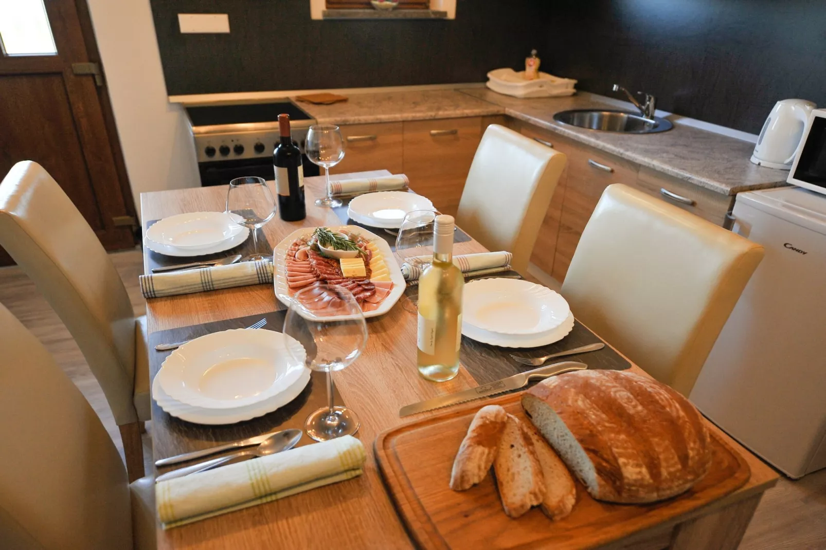 Relax and Rustic Apartments with Terrace - Standard One Bedroom Apartment with Terrace (owner Marjana)-Eetkamer