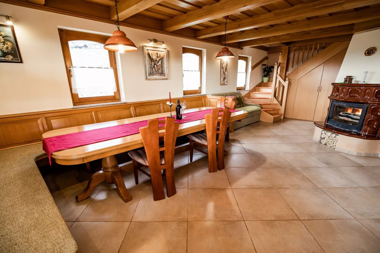 Vivid Hillside Country House with Hot-Tub and Sauna - Two Bedroom Country House-Eetkamer