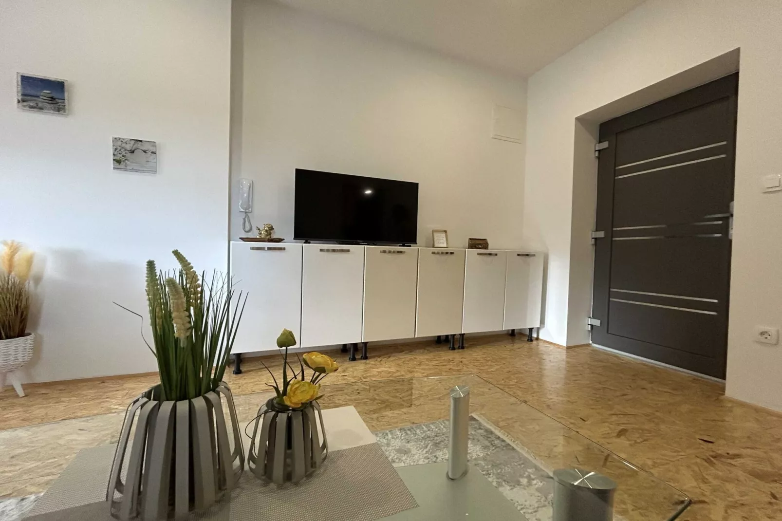 City Modern and Vibrant Apartments Ljubljana - Standard One Bedroom Apartment (owner A3)-Woonkamer