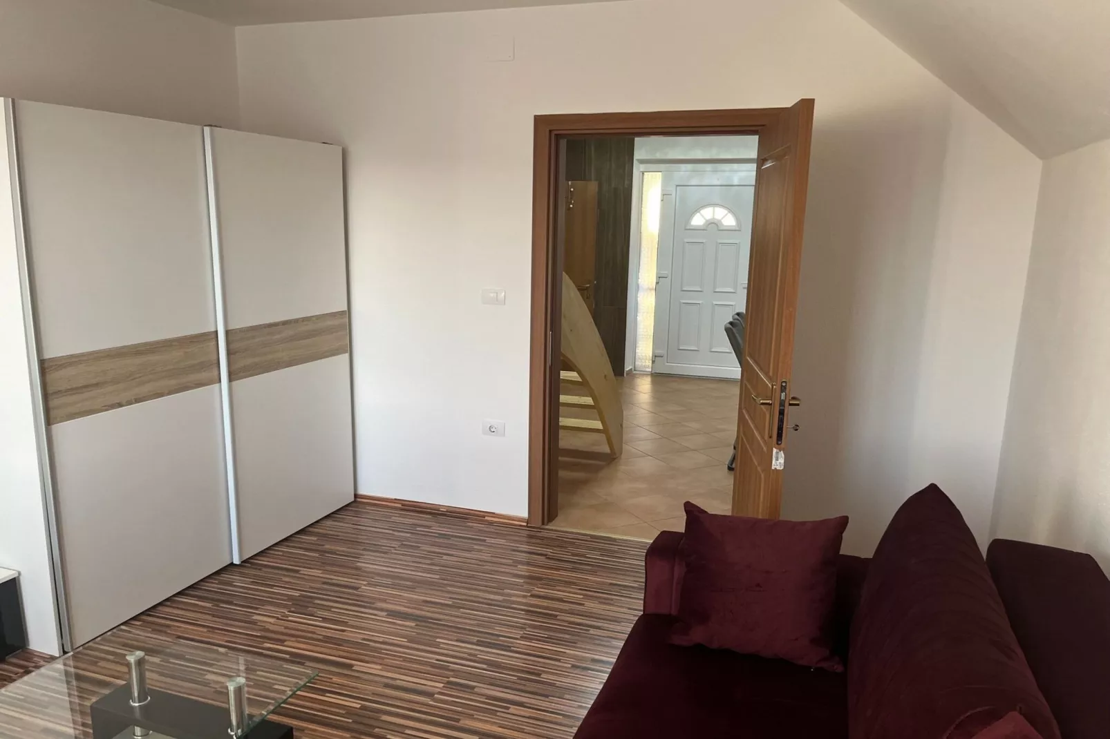 Meadow Tranquil Apartments with Evergreen Garden - Two Bedroom Apartment-Woonkamer