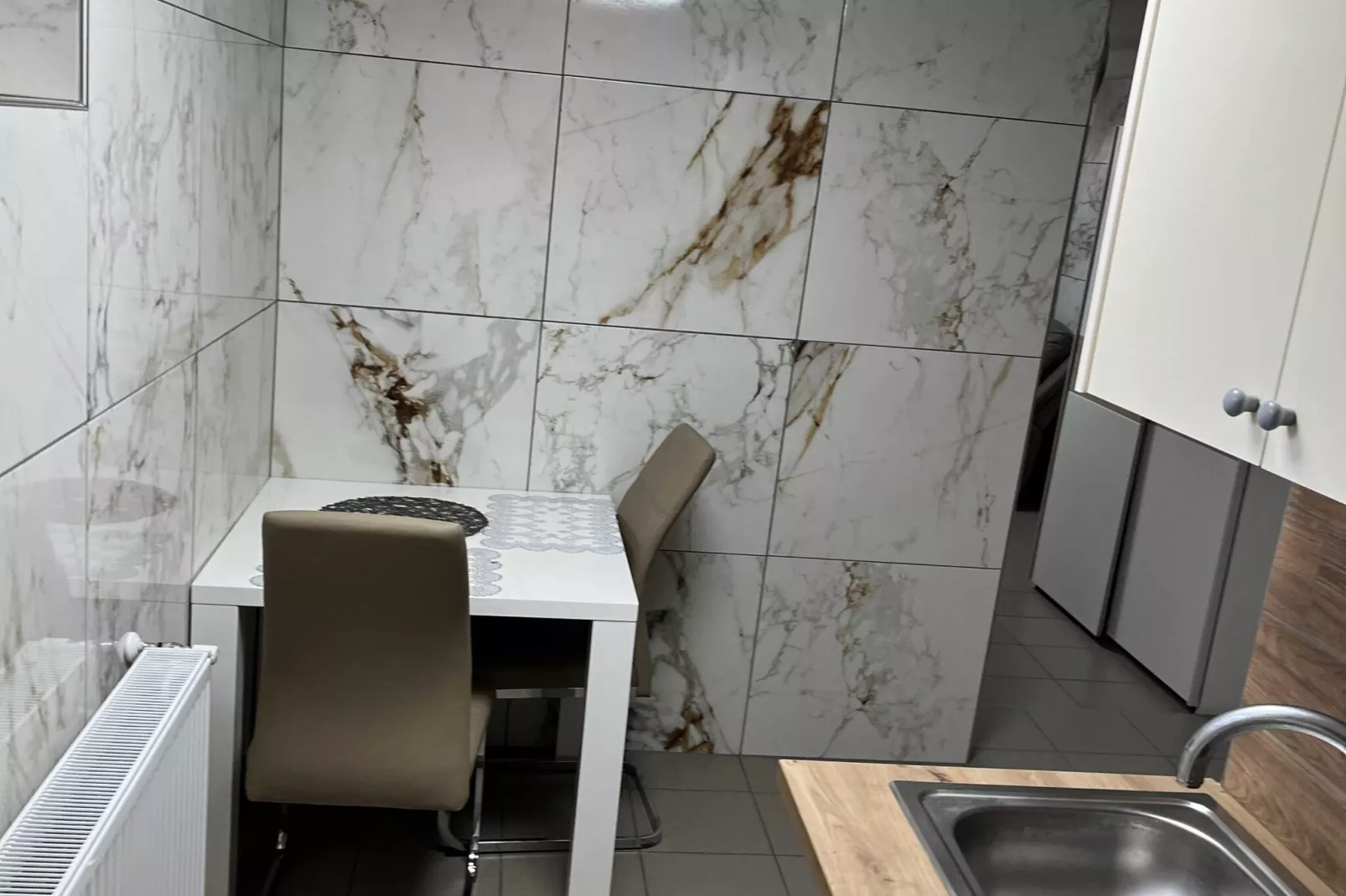 Meadow Tranquil Apartments with Evergreen Garden - One Bedroom Apartment-Keuken