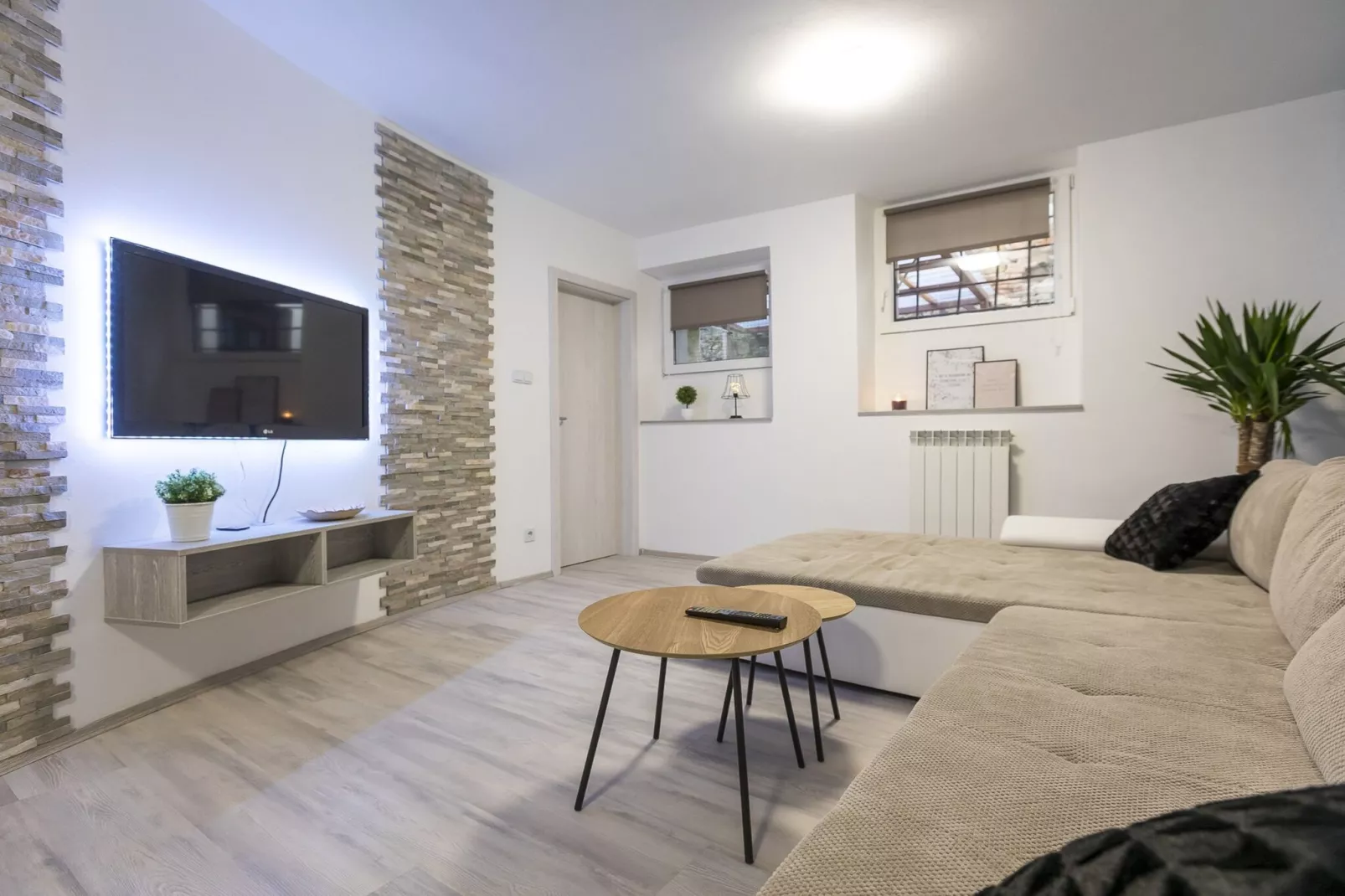 Downtown Koper Spacious Apartment with Balcony - Two Bedroom Apartment with Balcony-Woonkamer