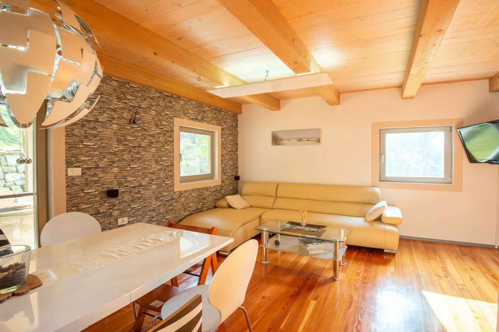 Family-Friendly Serene Retreat Holiday Home - Four Bedroom Holiday Home  with Terrace-Woonkamer