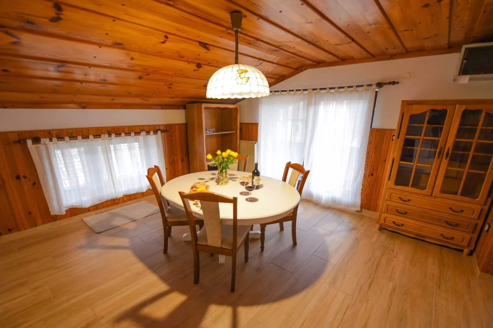 Cozy Luxe Holiday Home with Natural Thermal Bath - Seven Bedroom Holiday Home-Eetkamer