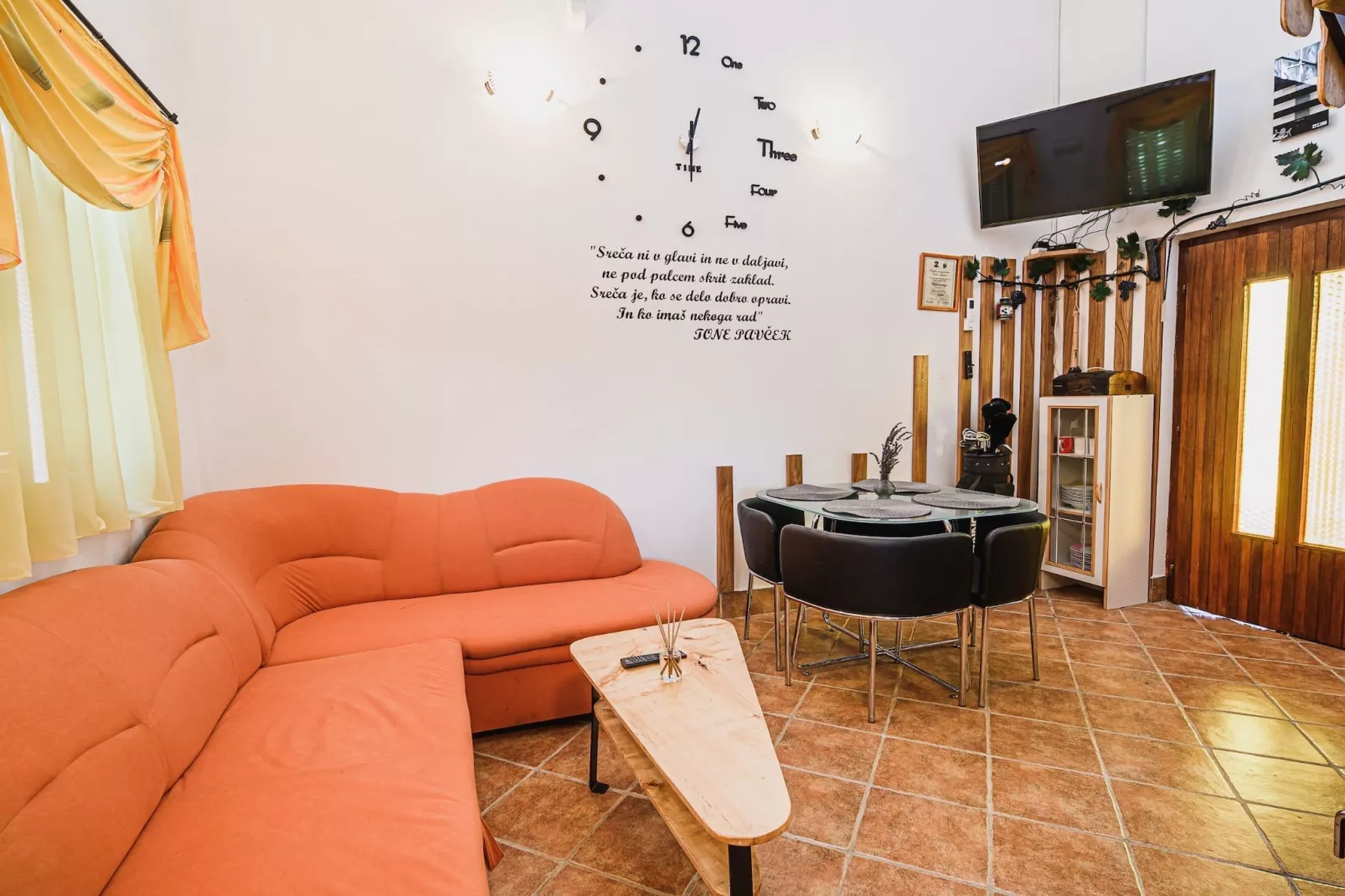 Harvest Horizon Holiday Home with Sauna - One Bedroom Holiday Home-Woonkamer