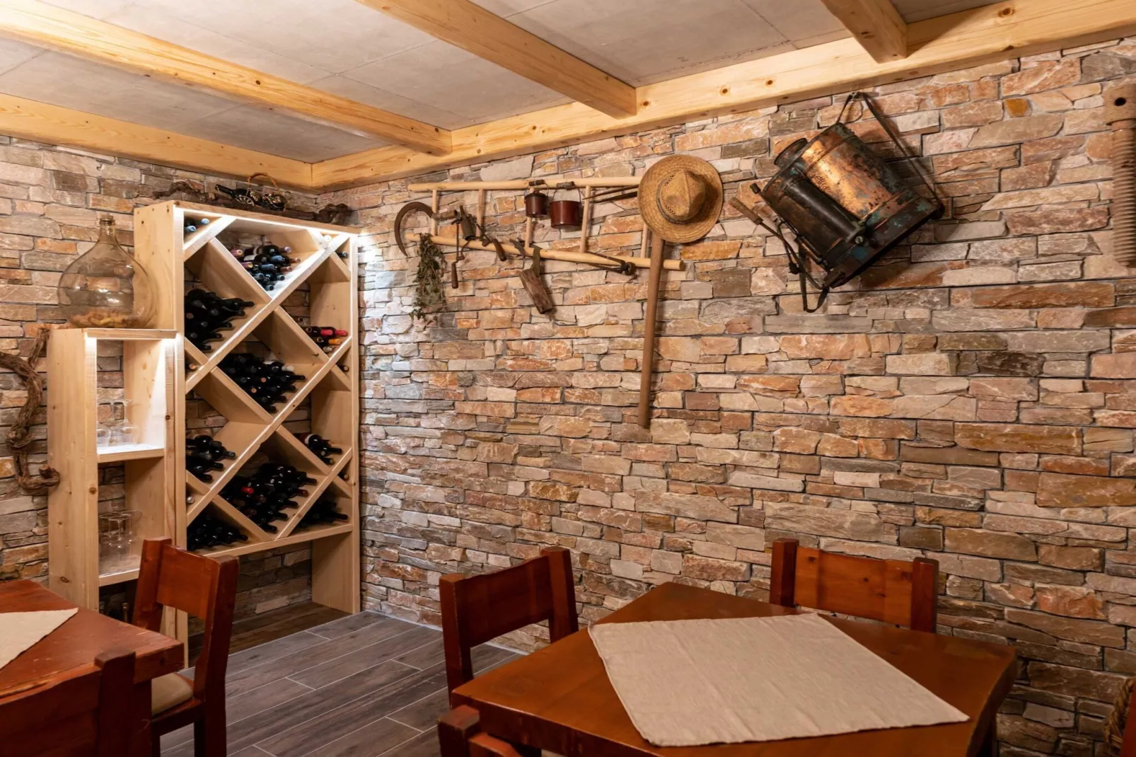 Echo Valley Hillside Holiday Home with Sauna - Two Bedroom Holiday Home with Sauna-Eetkamer