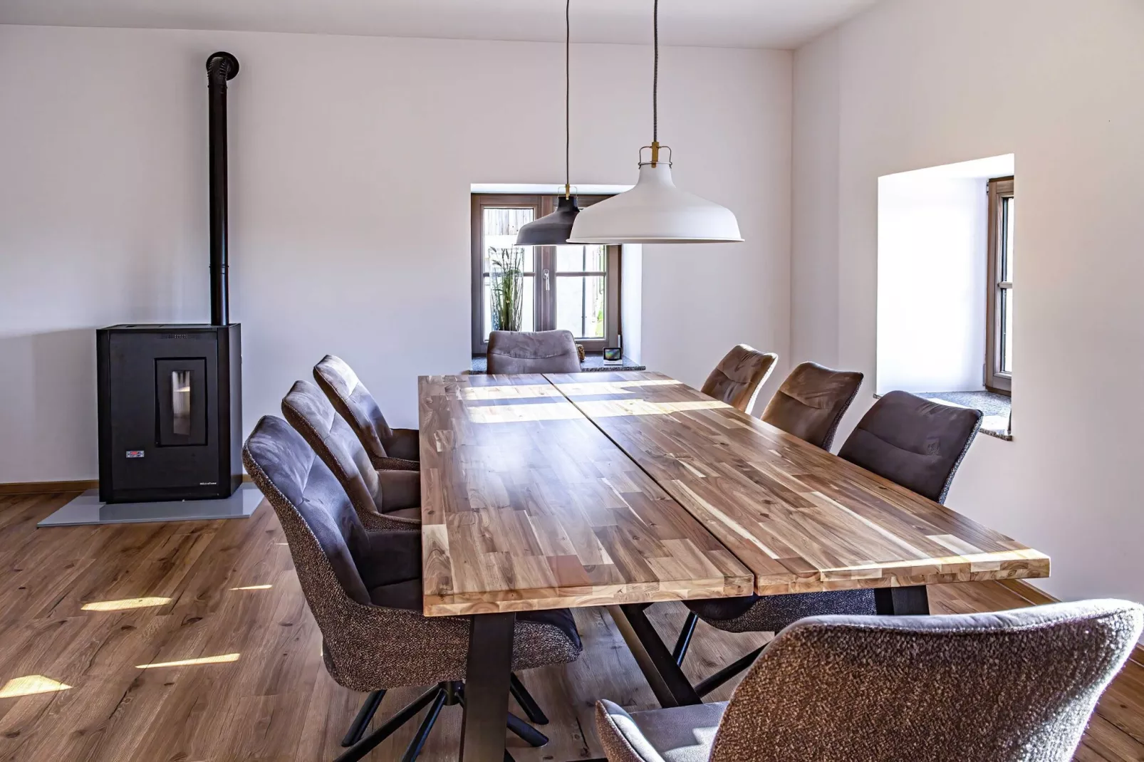 Mountain View Villa with Sauna and Hot-Tub - Three Bedroom Villa with Sauna and Hot-Tub-Eetkamer