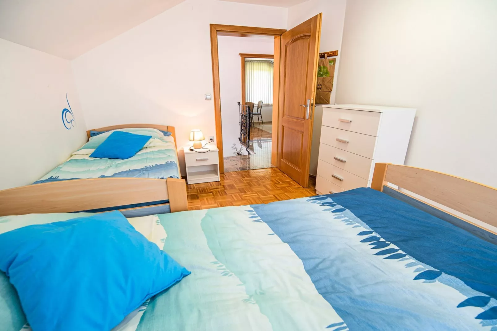 Sunny and Comfortable Apartment with Terrace and Garden - Two Bedroom Apartment with Terrace-Eetkamer