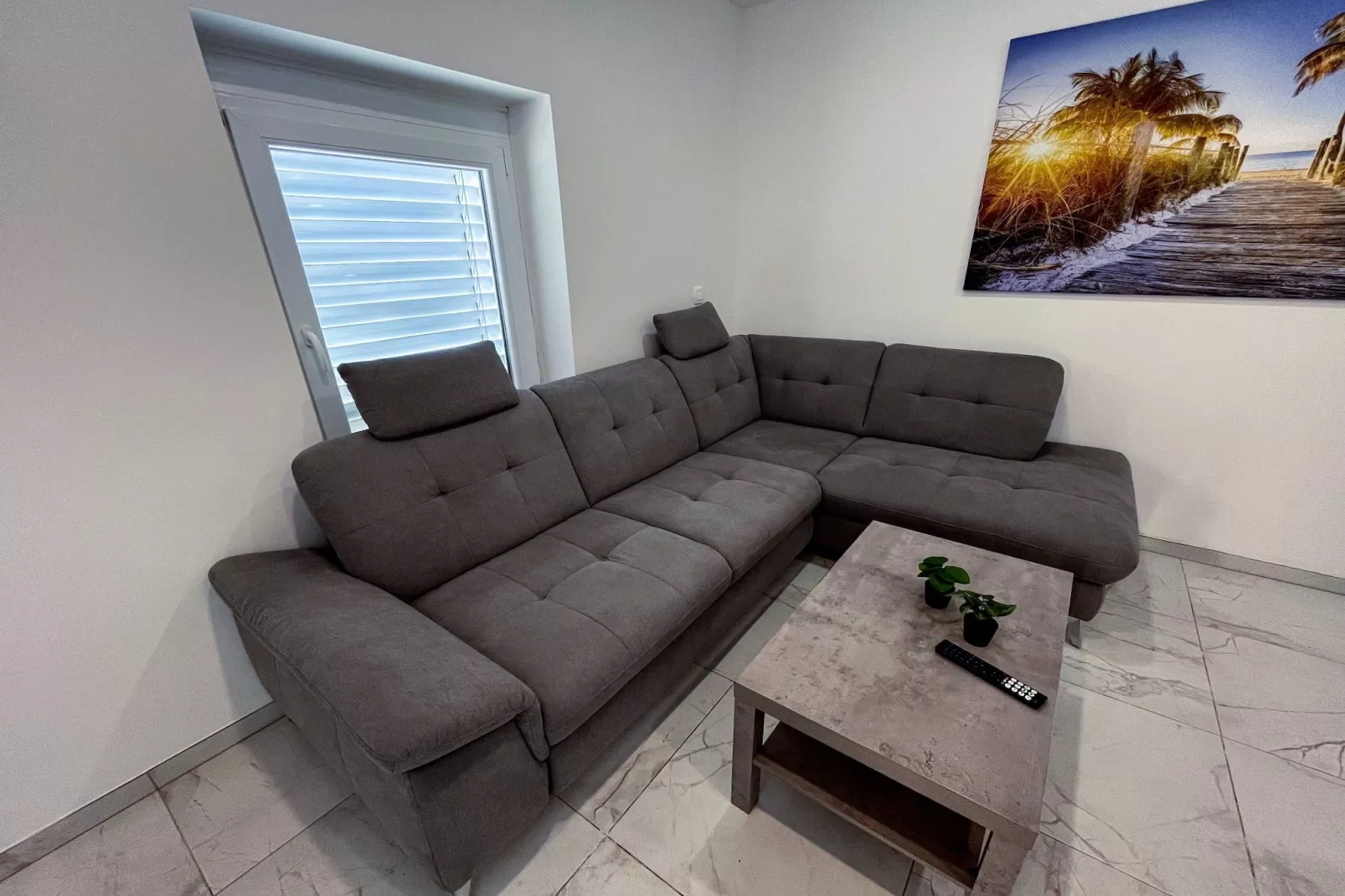 Delightful Cozy Riverside Apartment - One Bedroom Apartment with Terrace-Woonkamer