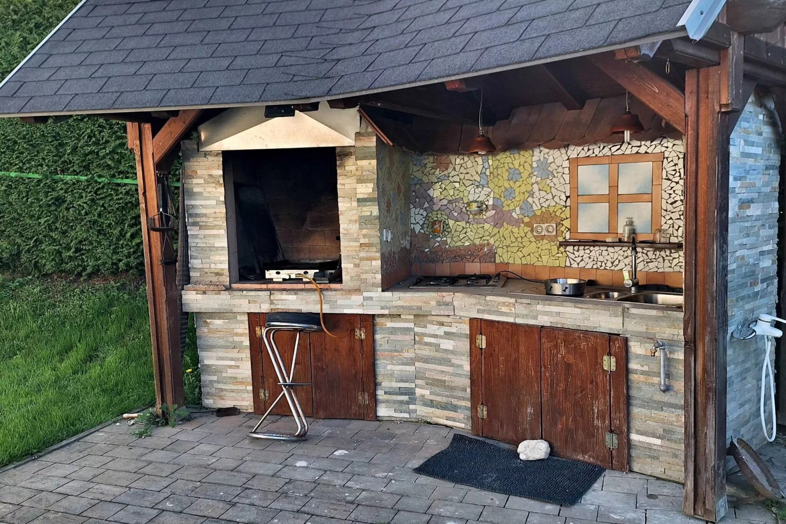 Vibrant and Charming Apartment with Balcony and Mountain View - Two Bedroom Apartment with Balcony and Mountain View-Keuken