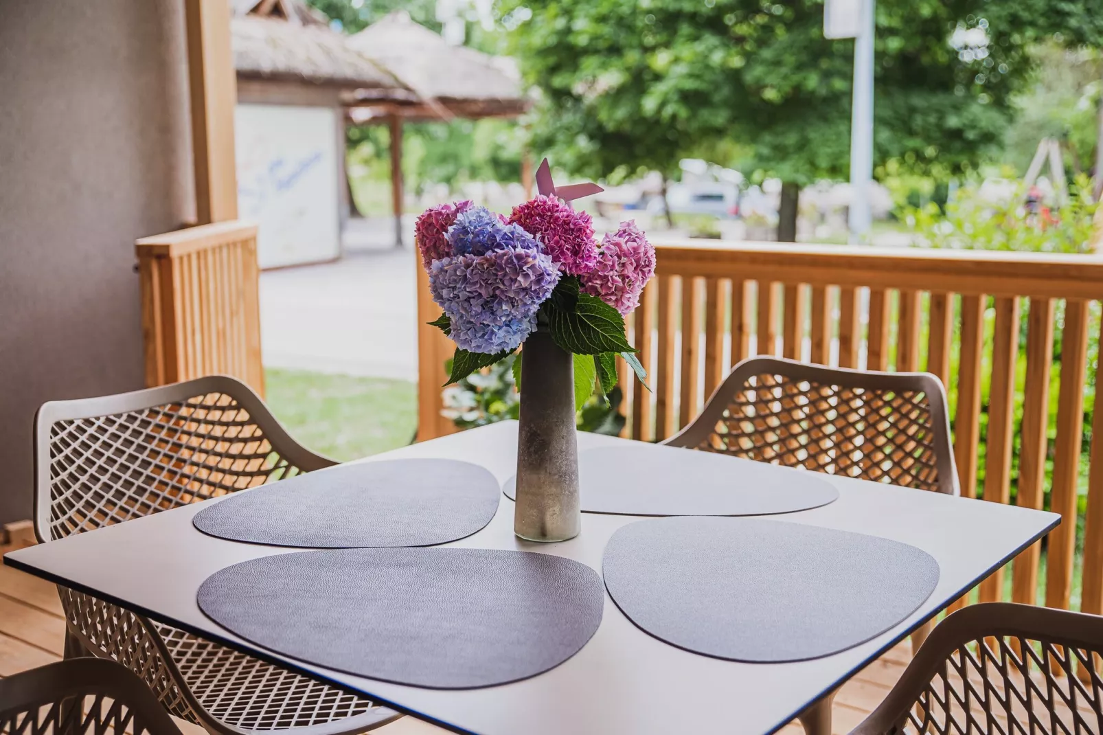 Lake Serenity Premium Mobile Homes with Thermal Riviera Tickets - Three Bedroom Mobile Home 15\/029 - Woonkamer