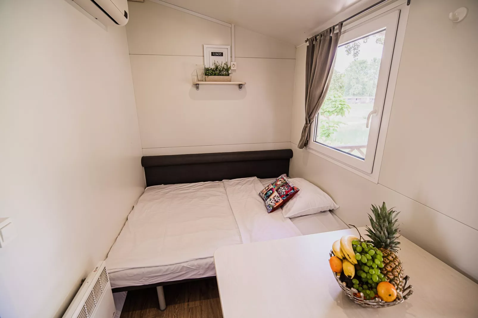 Waterside Retreat Mobile Homes with Thermal Riviera Tickets - One Bedroom Mobile Home with Lake View  (owner 5)-Slaapkamer