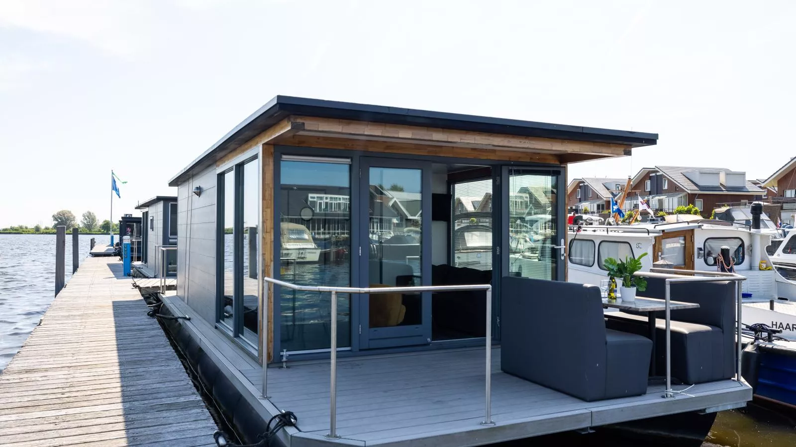 Tiny houseboat Uitgeest I