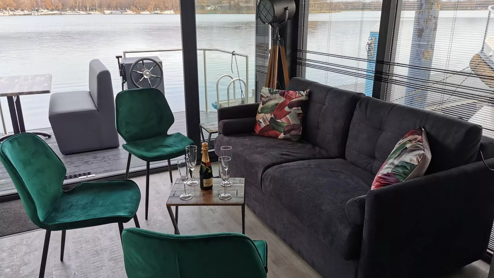 Floating in Limburg - hottub-Woonkamer