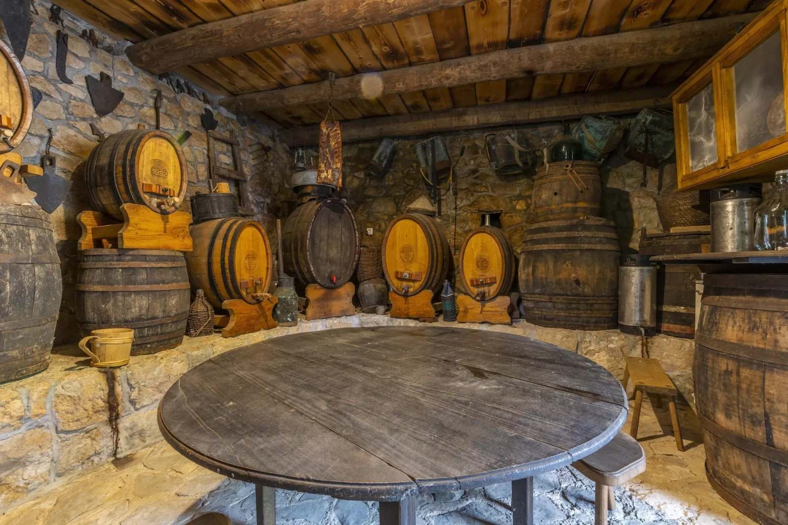 Rustical Resort Kokorići with Shared Outdoor Swimming Pool - One Bedroom Apartment with Terrace-Eetkamer