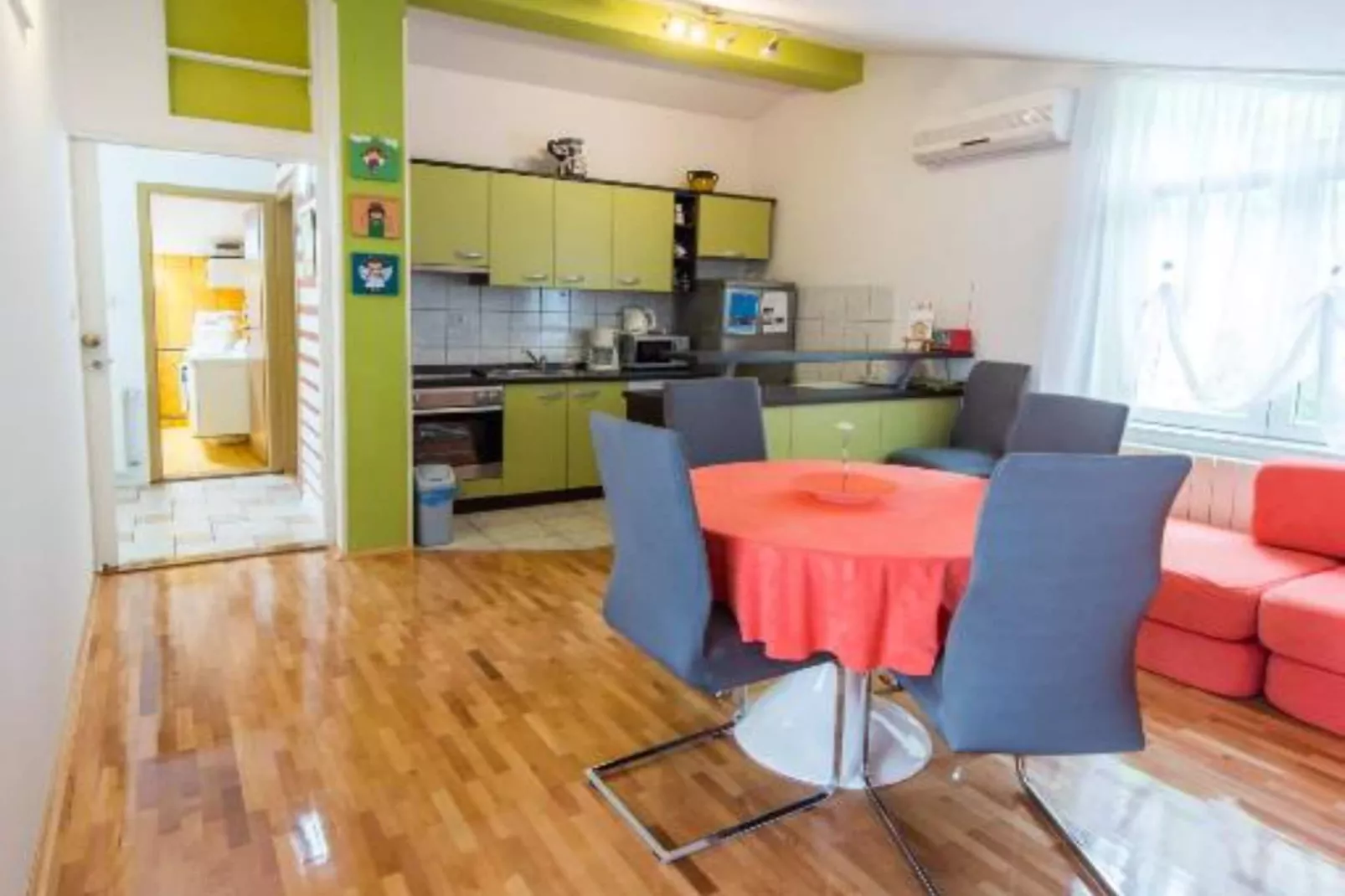 One-Bedroom Apartment With Lake View-Woonkamer