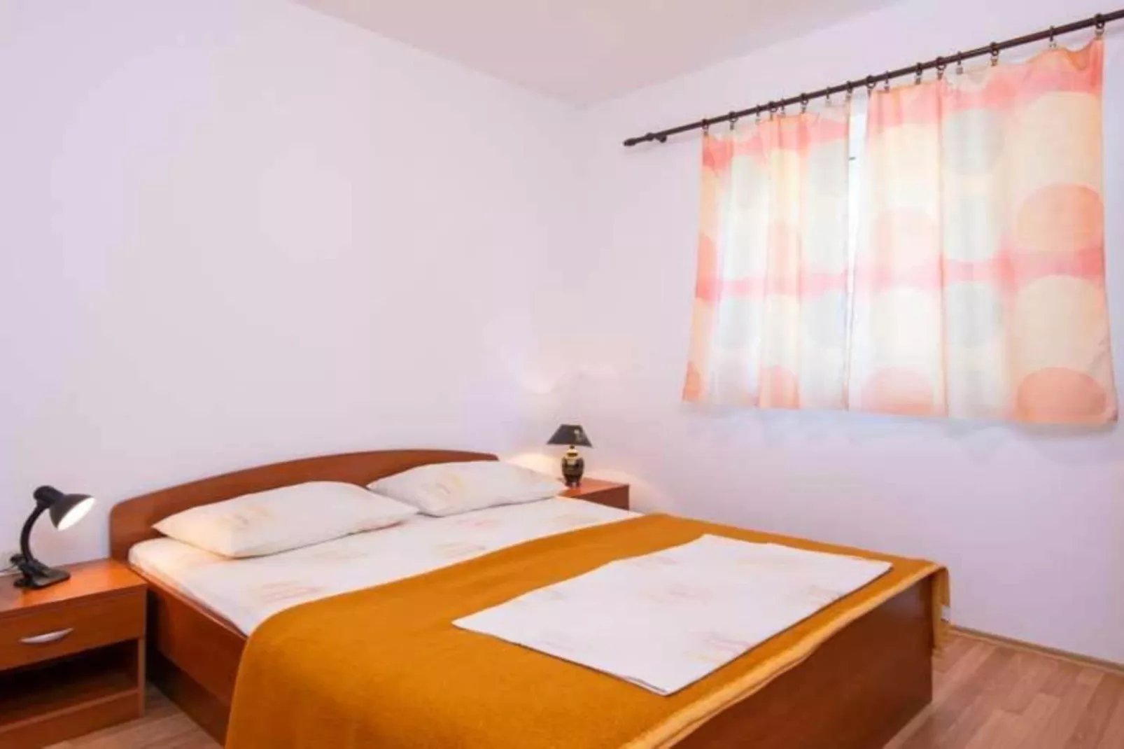 Spacious and Cozy Seafront Apartments - One Bedroom Apartment with Terrace and Sea View-Slaapkamer