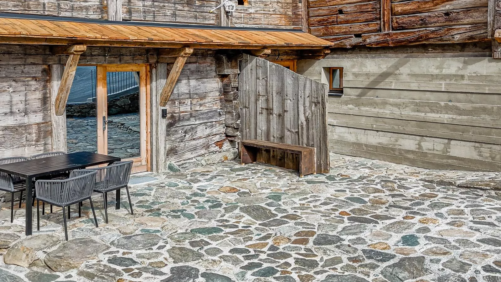 Raneburg 4 Stallhaus-Buitenkant zomer