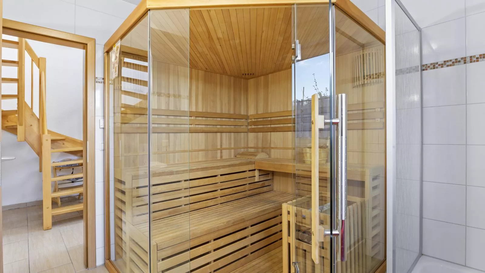 Windflüchter links mit Sauna-Sauna