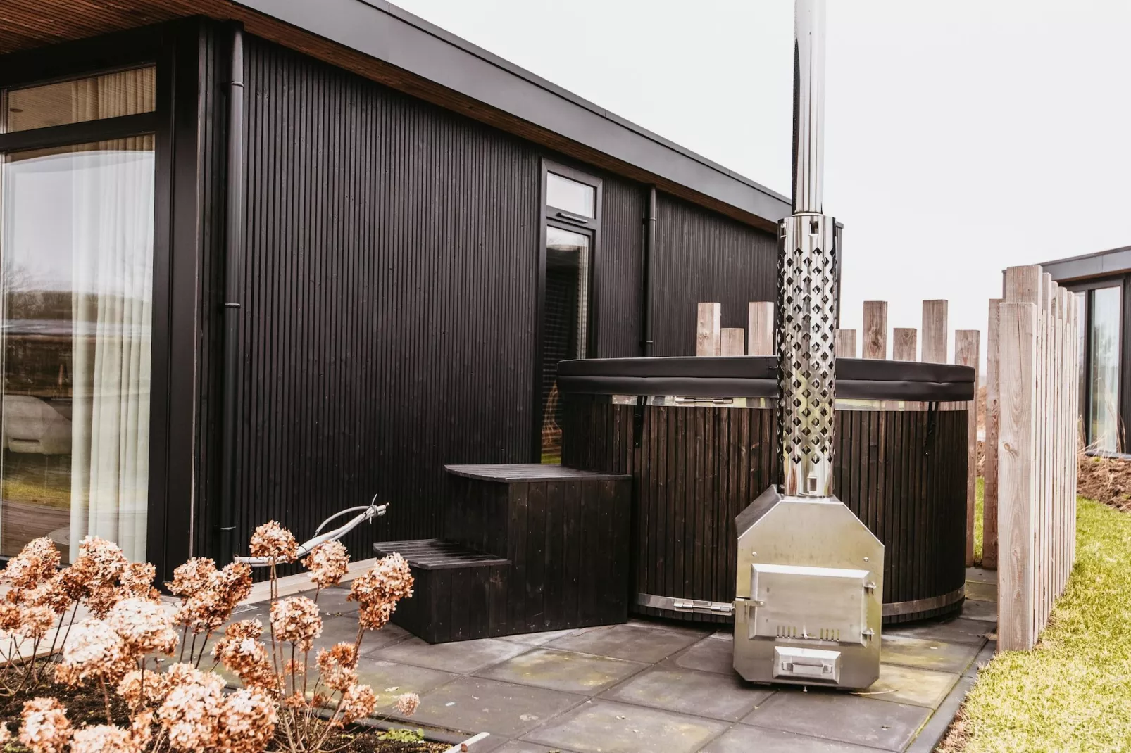 Chalet aan het Water - Betuwse Hofjes - 4 pax December-Buitenkant zomer