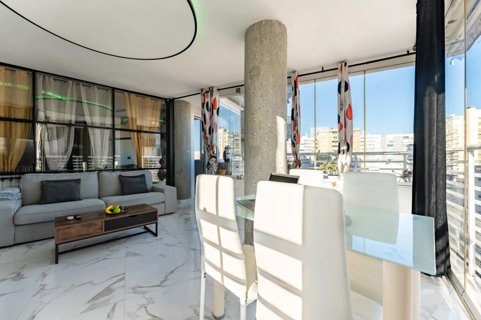 CT 352 - Faro's Torremolinos City Towers 1 - Walking distance to everything-Woonkamer