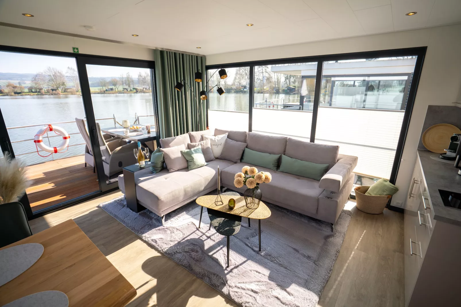 Hausboot in Höxter-Woonkamer