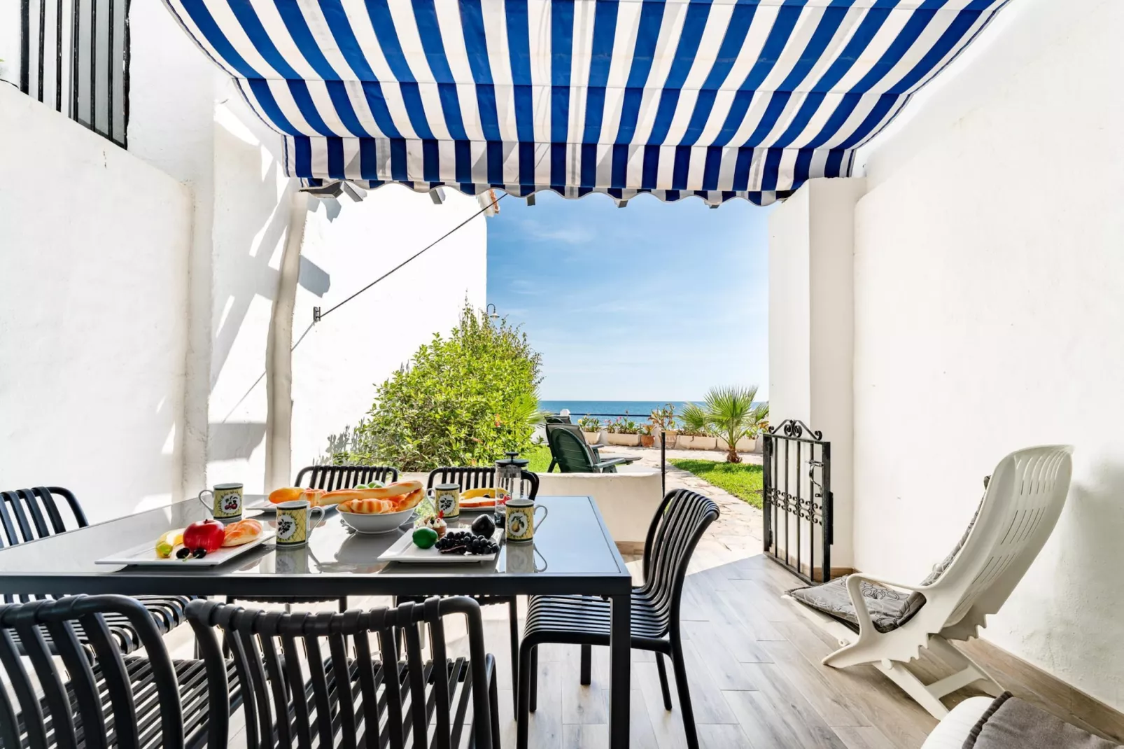 CT 398 - Faro's Beachfront House in Calahonda-Terrasbalkon