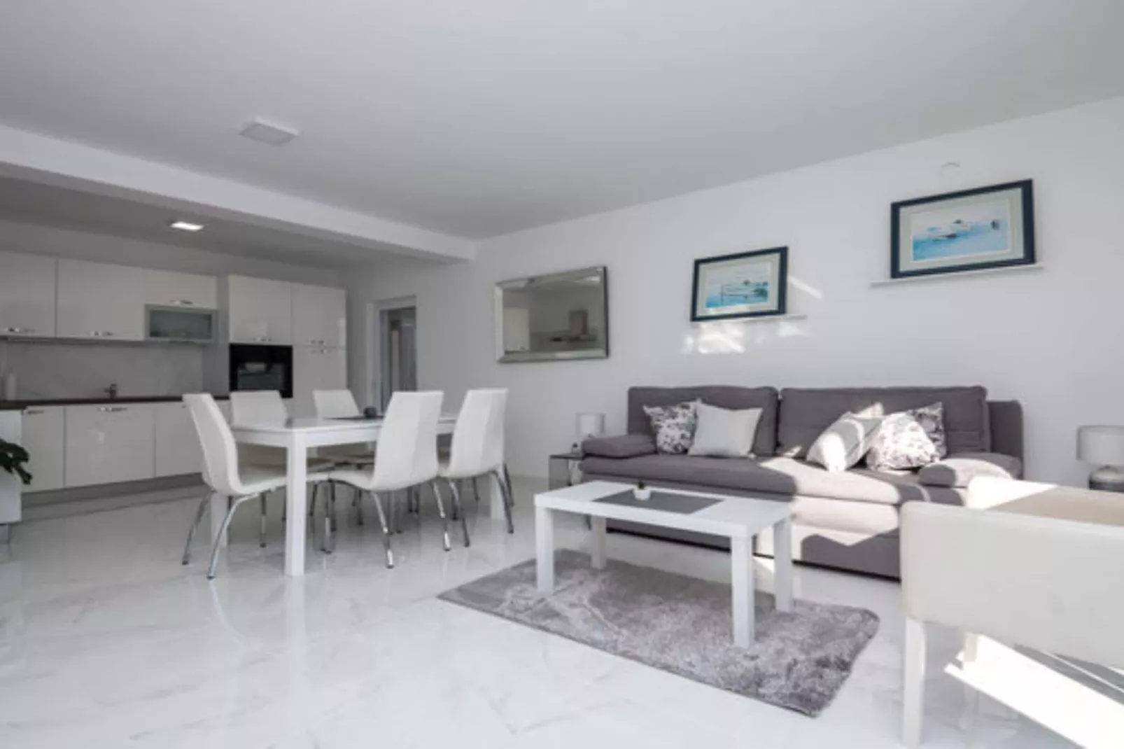 Charming Villa Nina with Pool - Four Bedroom Villa With Terrace and Swimming pool-Woonkamer