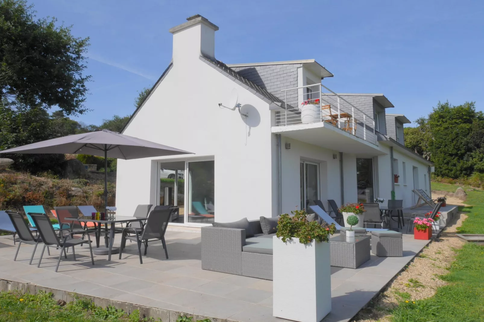 Komfortables Ferienhaus in Douarnenez-Tréboul-Buitenkant zomer