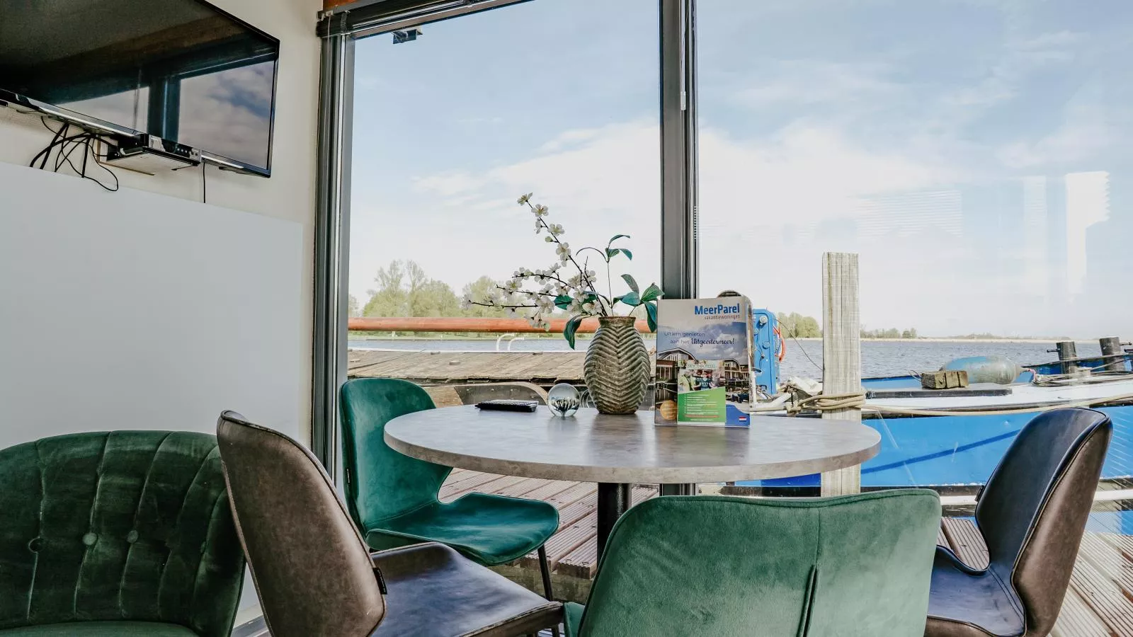 Tiny houseboat Uitgeest I-Eetkamer