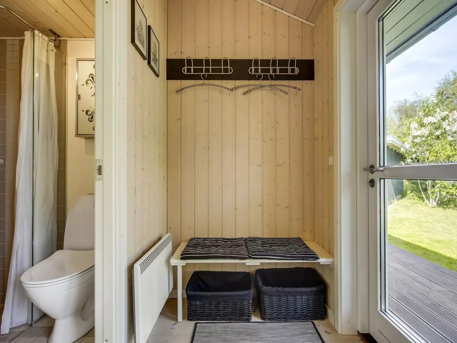 "Anemone" - 700m from the sea-Binnen