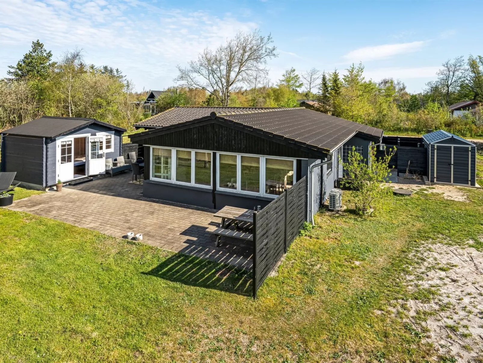 "Valdemar" - 350m to the fjord-Buiten