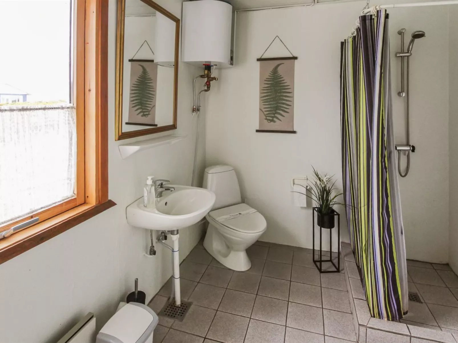 "Jerk" - 250m from the sea-Binnen