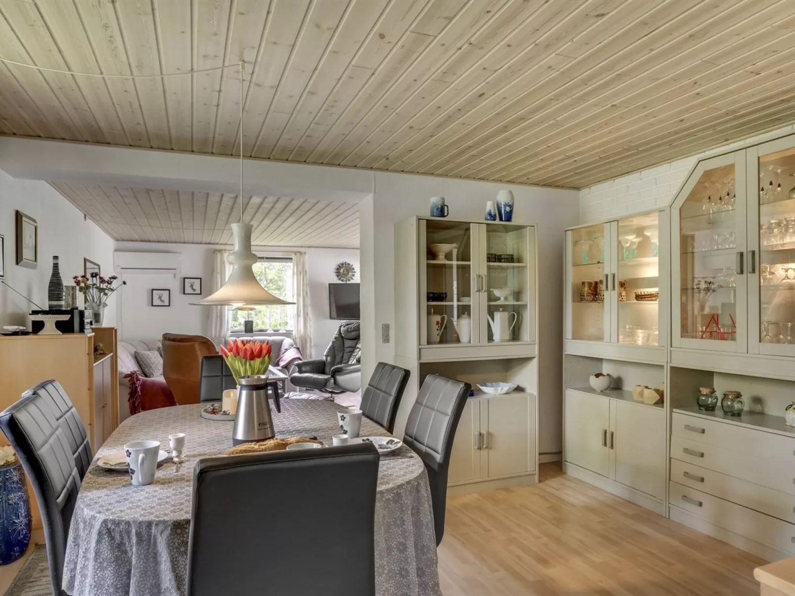 "Yak" - 350m from the sea-Binnen