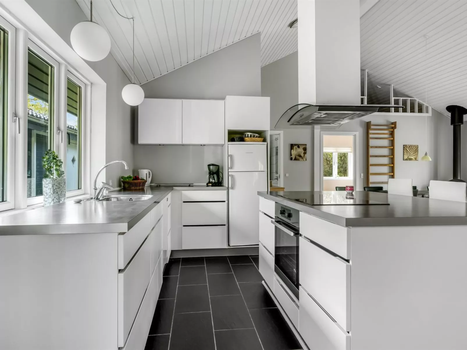 "Ellie" - 300m from the sea-Binnen