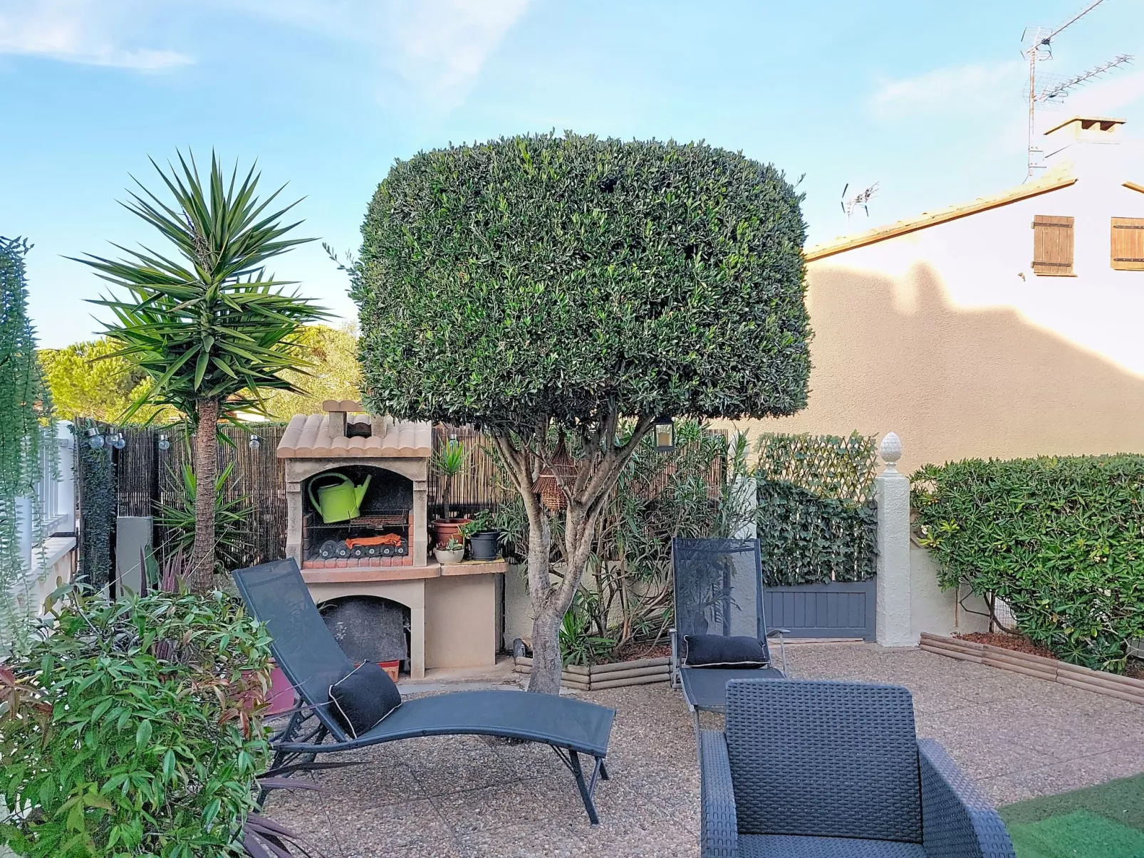 Les Amandines-Buiten