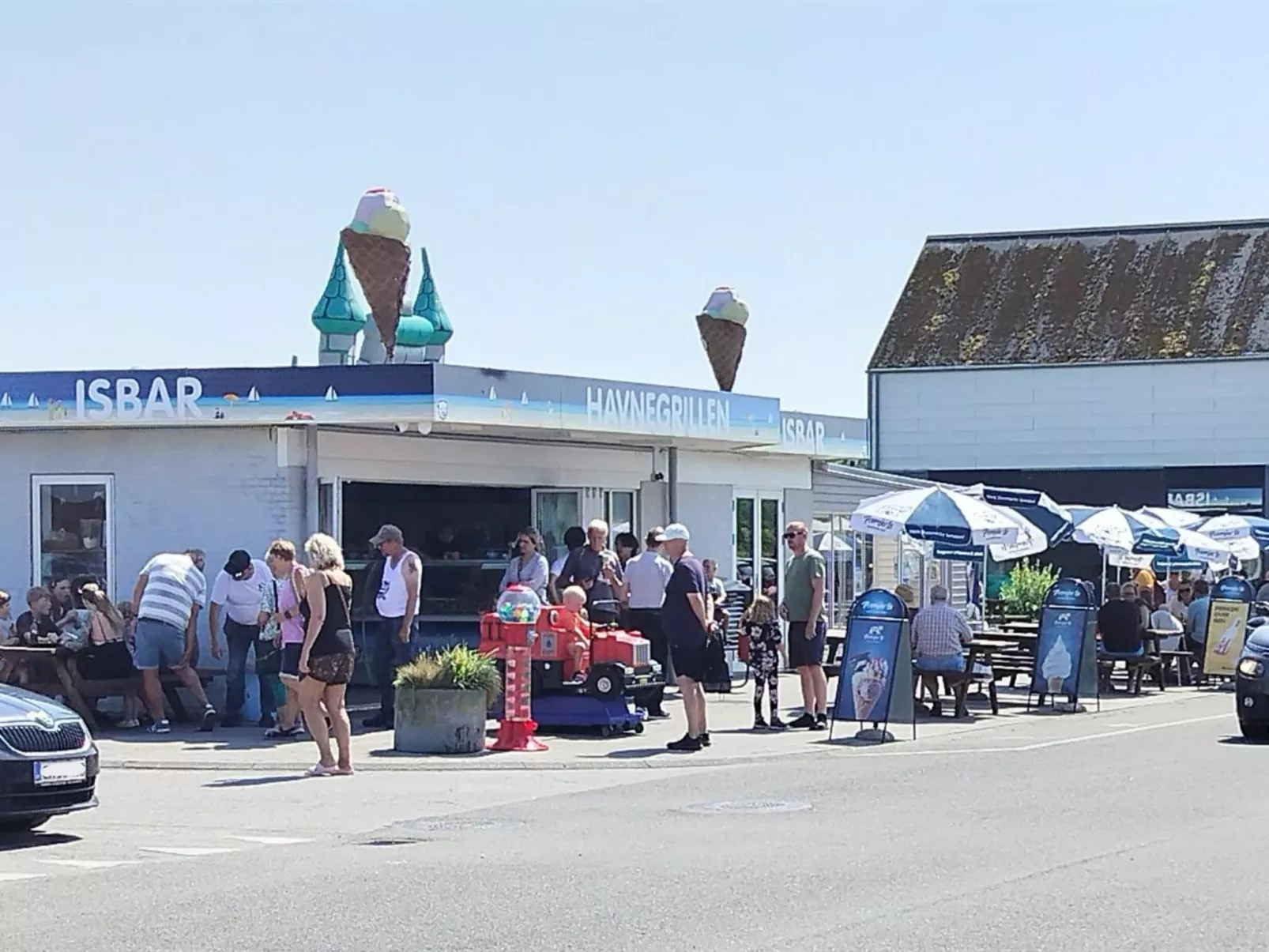 "Line" - 10m from the sea-Buiten