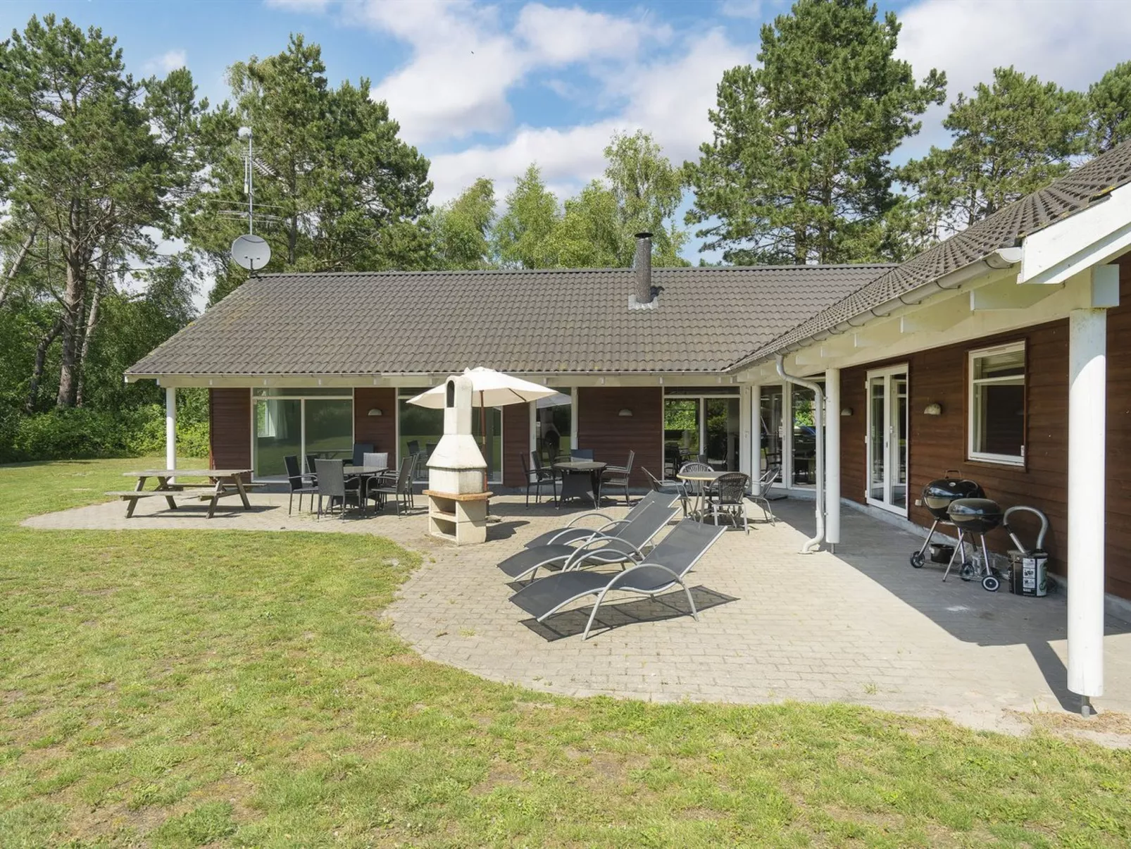 "Hughe" - 300m from the sea-Buiten