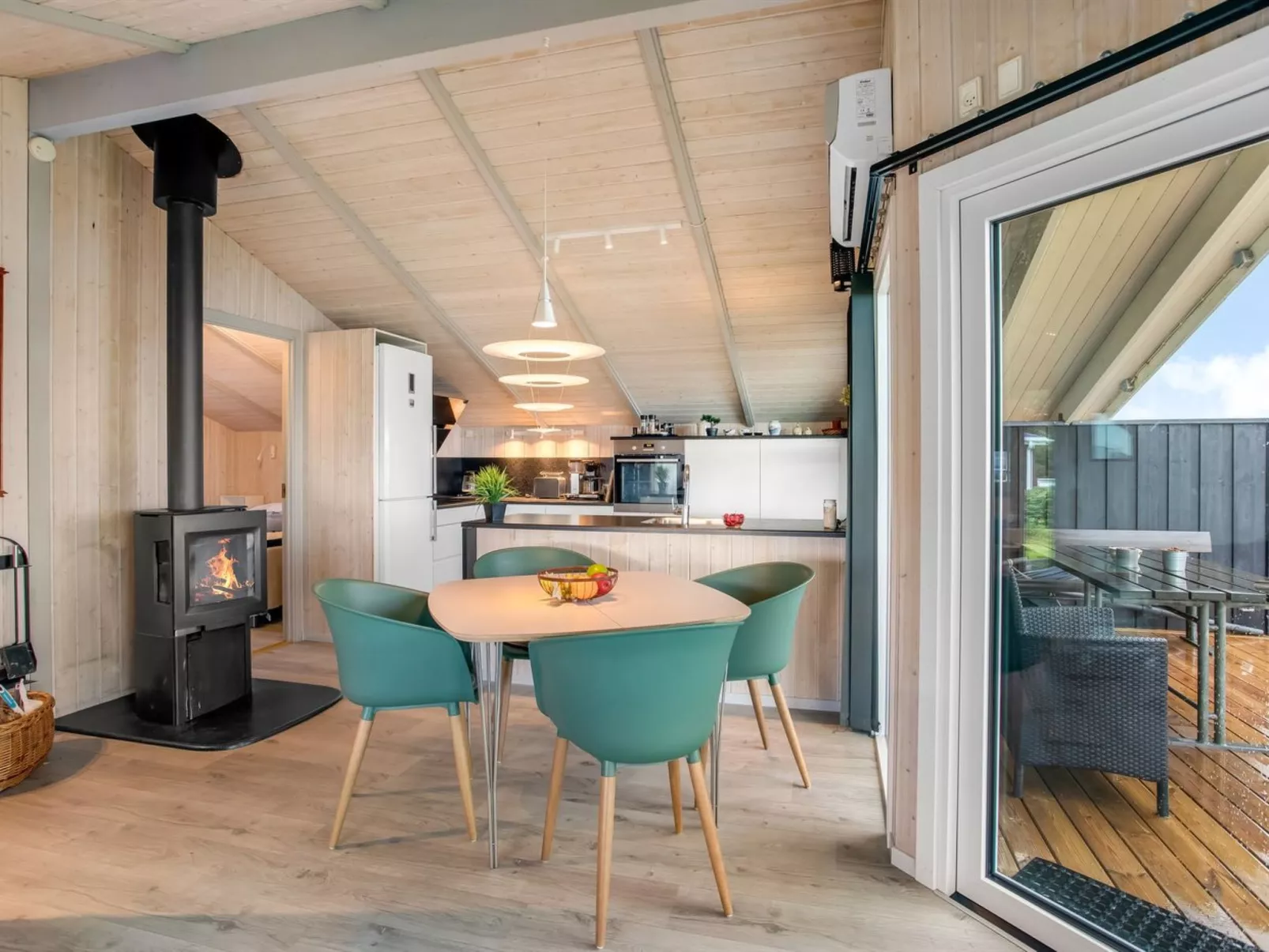 "Holmwith" - 50m from the sea-Binnen