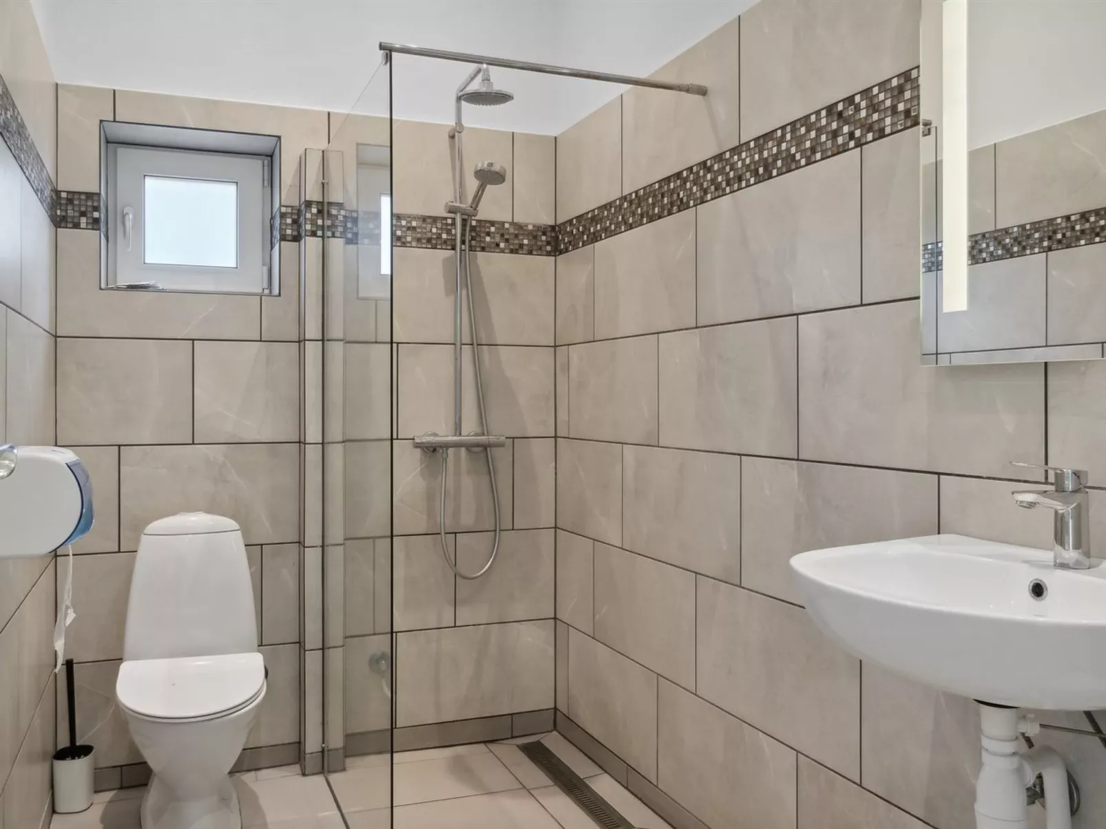 "Bjarka" - 700m from the sea-Binnen