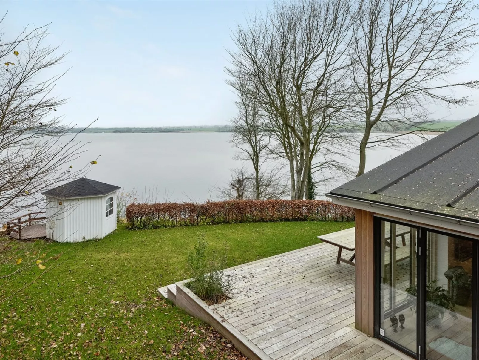 "Lika" - 25m to the fjord-Buiten