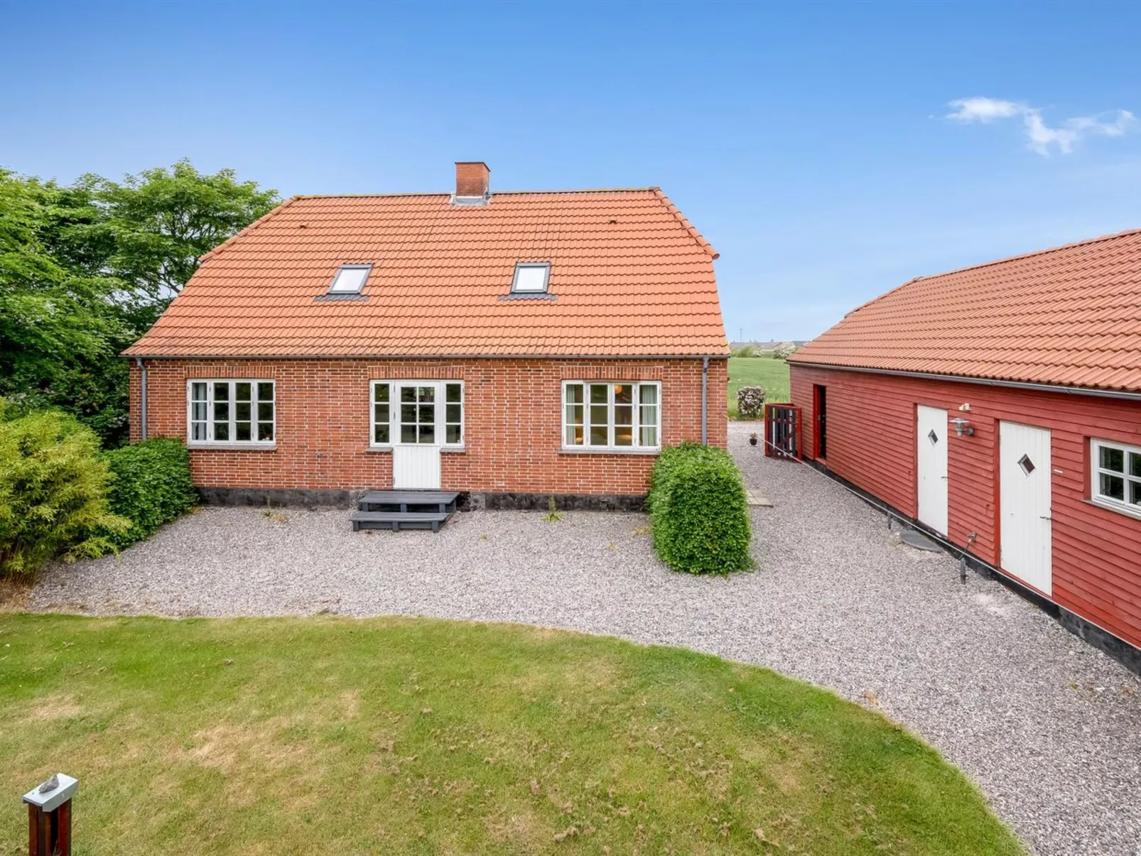 "Soria" - 600m to the fjord-Buiten