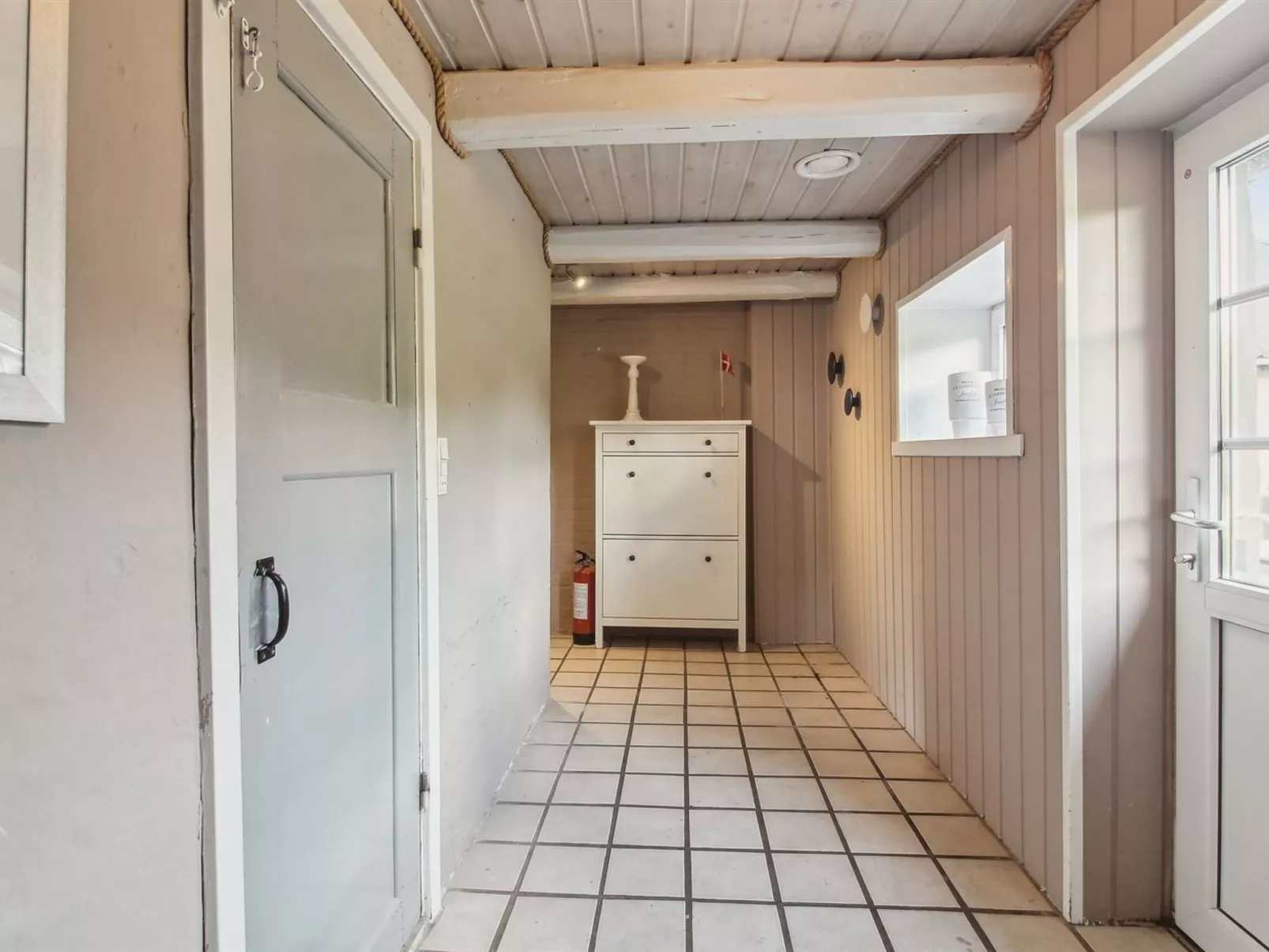 "Law" - 400m from the sea-Binnen