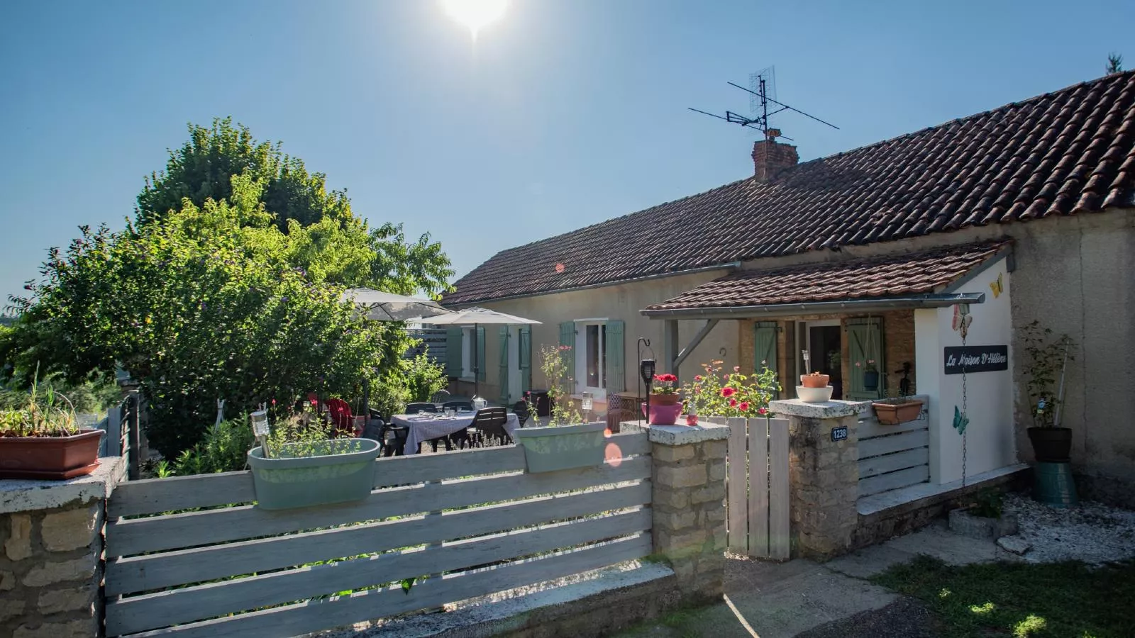 Chez Hélene-Buitenkant zomer