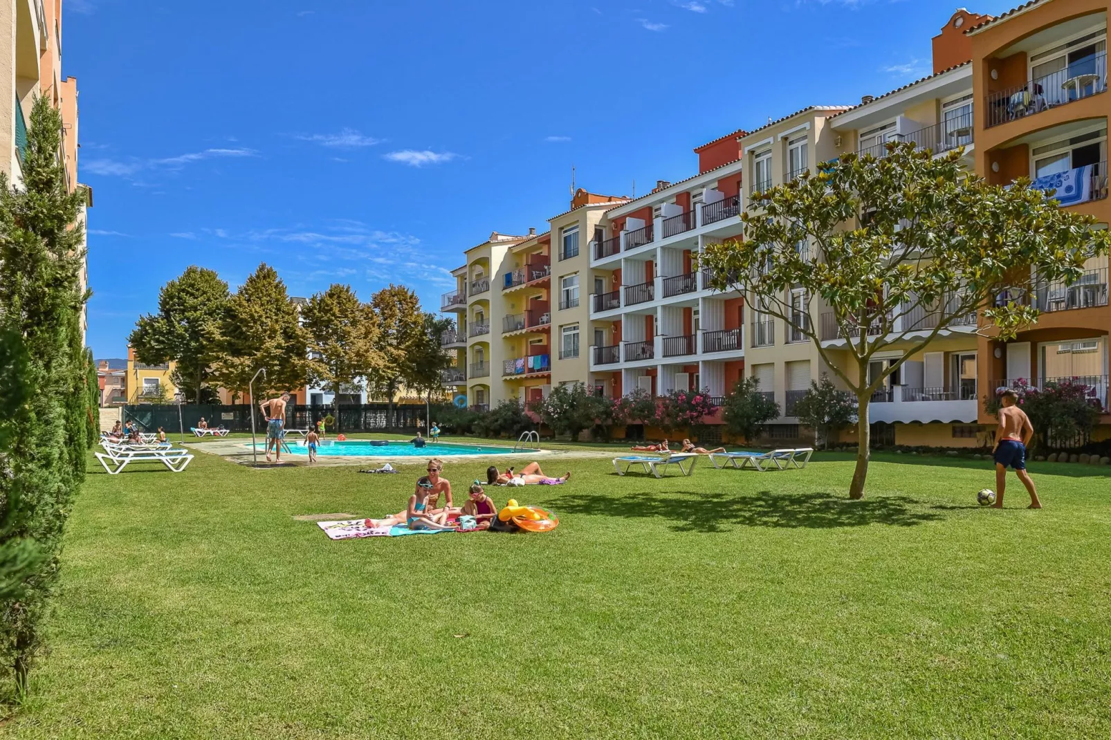 APARTAMENTOS COMTE D'EMPURIES B24-Tuinen zomer