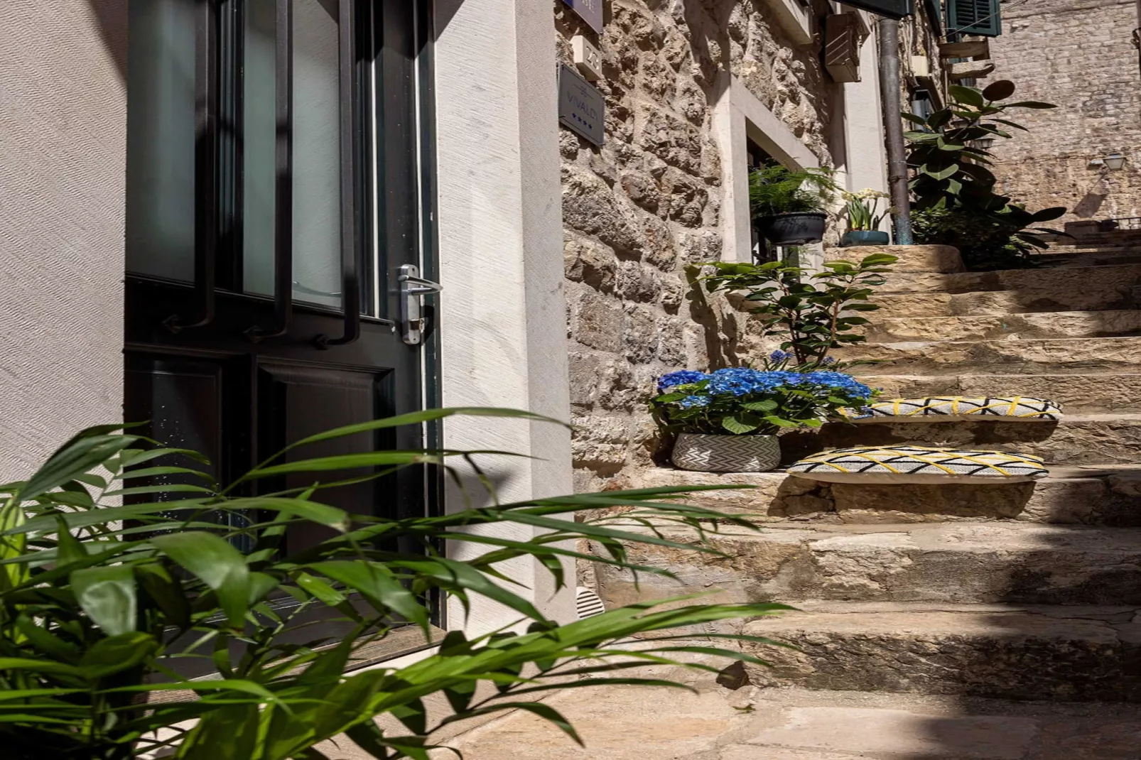 Vivaldi - Deluxe Double Room with Side City View (S3)-Buitenlucht