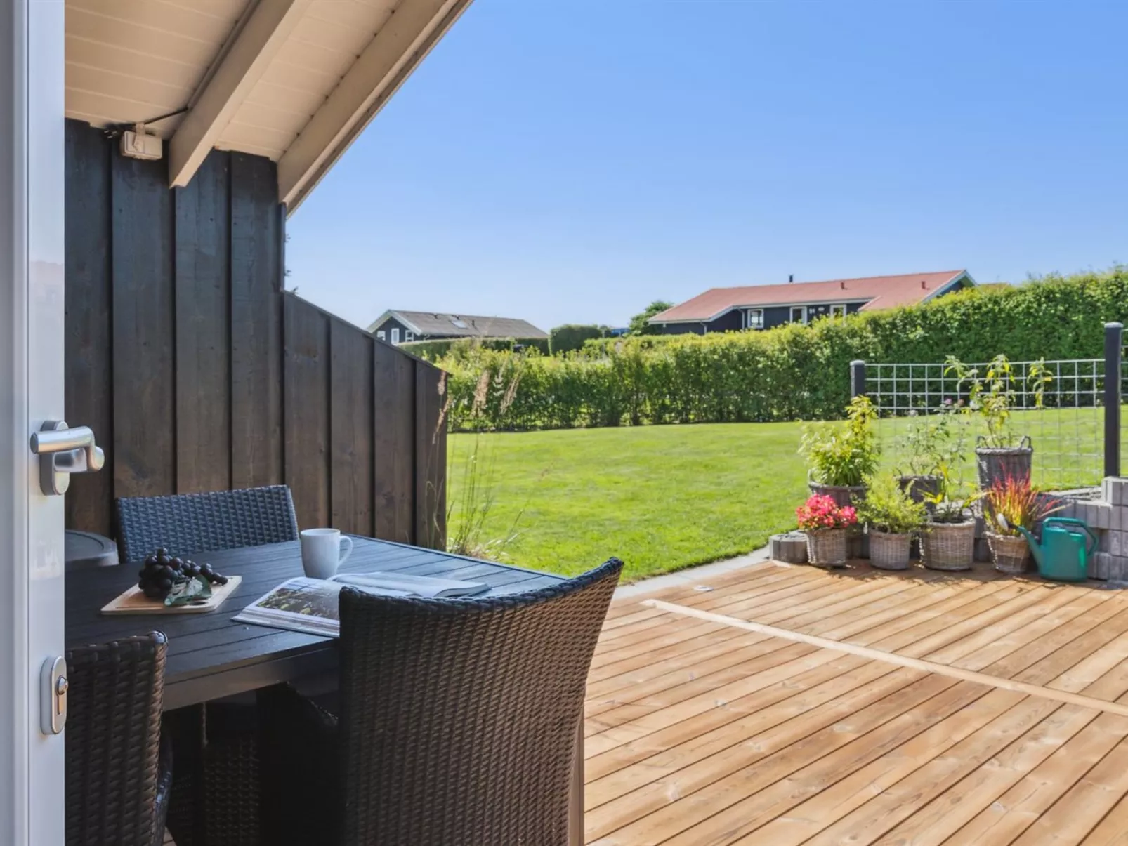 "Enida" - 350m to the fjord-Buiten