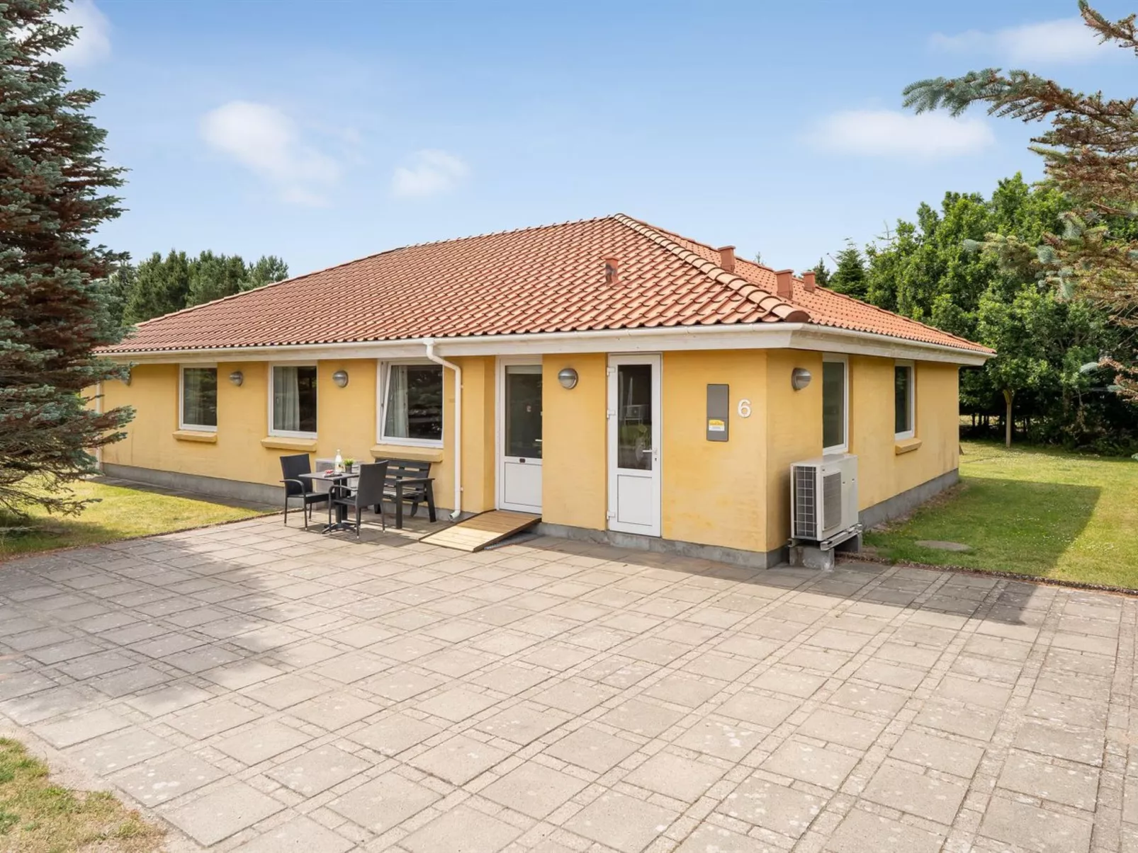 "Ebon" -  from the sea-Buiten